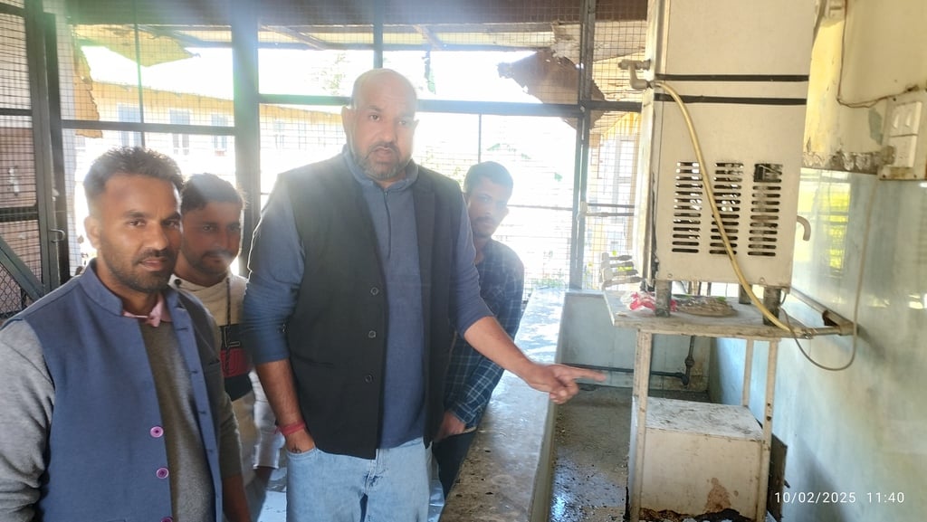 जिला अस्पताल के एमसीएच भवन में खस्ताहाल शौचालय । संवाद जिला अस्पताल के एमसीएच भवन में खस्ताहाल शौचालय । संवाद