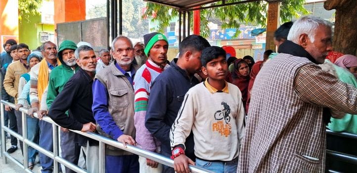 जिला अस्पताल की ओपीडी में लगी मरीजों की लाइन। संवाद जिला अस्पताल की ओपीडी में लगी मरीजों की लाइन। संवाद