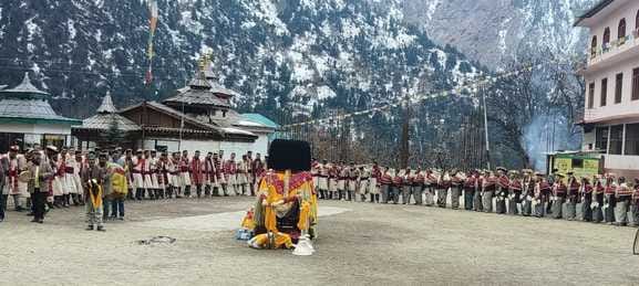 माघ पर्व पर किन्नौर जिले के ठंगी में देवता रापुक शंकर के सानिध्य में ग्रामीणों ने लगाई नाटी। सं