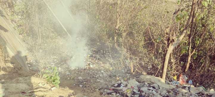 नगर परिषद घुमारवीं में जलाया गया कूड़ा । स्रोत जागरूक पाठक नगर परिषद घुमारवीं में जलाया गया कूड़ा । स्रोत जागरूक पाठक