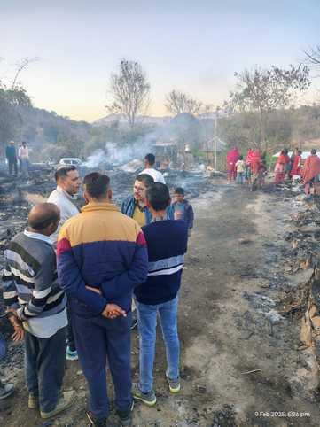 नादौन के फतेहपुर में झुग्गी झोपड़ियां में लगी आग का जायजा लेते एसडीएम एवं अन्य अधिकारी। संवाद नादौन के फतेहपुर में झुग्गी झोपड़ियां में लगी आग का जायजा लेते एसडीएम एवं अन्य अधिकारी। संवाद