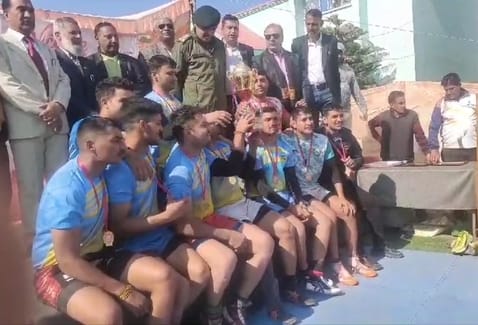 पुंछ जिले के मेंढर में आयोजित यूटी स्तरीय कबड्डी प्रतियोगिता में भाग लेने खिलाड़ी और विजेता टीम