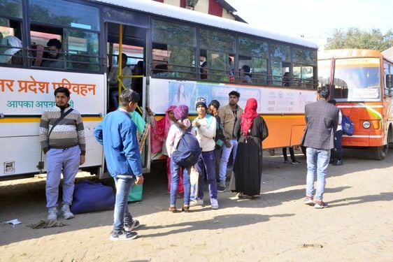 रोडवेज बस स्टैंड पर खड़ी बसें। संवाद