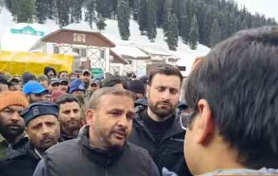 सोनमर्ग बाजार में घटनास्थल का जायजा लेते मंडलायुक्त। सोनमर्ग बाजार में घटनास्थल का जायजा लेते मंडलायुक्त।