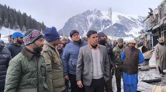सोनमर्ग बाजार में घटनास्थल का जायजा लेते मंडलायुक्त। सोनमर्ग बाजार में घटनास्थल का जायजा लेते मंडलायुक्त।