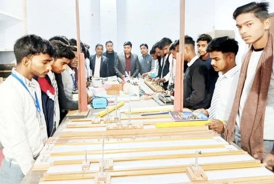 शाहजहांपुर के आर्य महिला इंटर कॉलेज में प्रयोगात्मक परीक्षा में शमिल छात्राएं। स्रोत: शिक्षा 