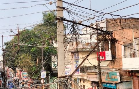 शाहजहांपुर में लाल इमली चौराहा पर पोल पर जर्जर तार आए दिन टूटते रहते हैं। संवाद शाहजहांपुर में लाल इमली चौराहा पर पोल पर जर्जर तार आए दिन टूटते रहते हैं। संवाद