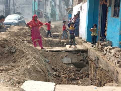 शहर के खालसा नगर क्षेत्र मेंं राम वाटिका के बाहर भरा पानी। संवाद शहर के खालसा नगर क्षेत्र मेंं राम वाटिका के बाहर भरा पानी। संवाद