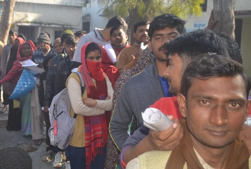 शामली ब्लाक कार्यालय में आधार कार्ड बनवाने के लिए लगी भीड । संवाद शामली ब्लाक कार्यालय में आधार कार्ड बनवाने के लिए लगी भीड । संवाद