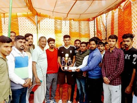 धोलू गांव में खेलकूद प्रतियोगिता में रस्साकस्सी प्रतियोगिता में भाग लेती ग्रामीण महिलाएं धोलू गांव में खेलकूद प्रतियोगिता में रस्साकस्सी प्रतियोगिता में भाग लेती ग्रामीण महिलाएं
