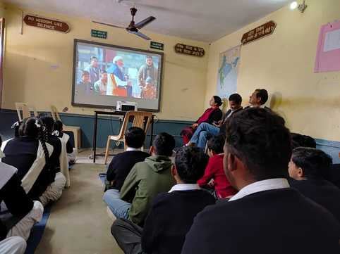 ऊना के बाल स्कूल में परीक्षा पर चर्चा का लाइव प्रसारण कार्यक्रम देखते हुए।स्रोत संस्थान ऊना के बाल स्कूल में परीक्षा पर चर्चा का लाइव प्रसारण कार्यक्रम देखते हुए।स्रोत संस्थान