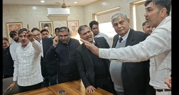 11सीटीके18..जिला बार में अधिवक्ताओं से बातचीत करती पुलिस। संवाद 11सीटीके18..जिला बार में अधिवक्ताओं से बातचीत करती पुलिस। संवाद