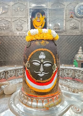 आपने नही देखा होगा कभी बाबा महाकाल का ऐसा श्रंगार, भस्म रमाने के साथ आज दिखा त्रिपुंड, त्रिशूल आपने नही देखा होगा कभी बाबा महाकाल का ऐसा श्रंगार, भस्म रमाने के साथ आज दिखा त्रिपुंड, त्रिशूल