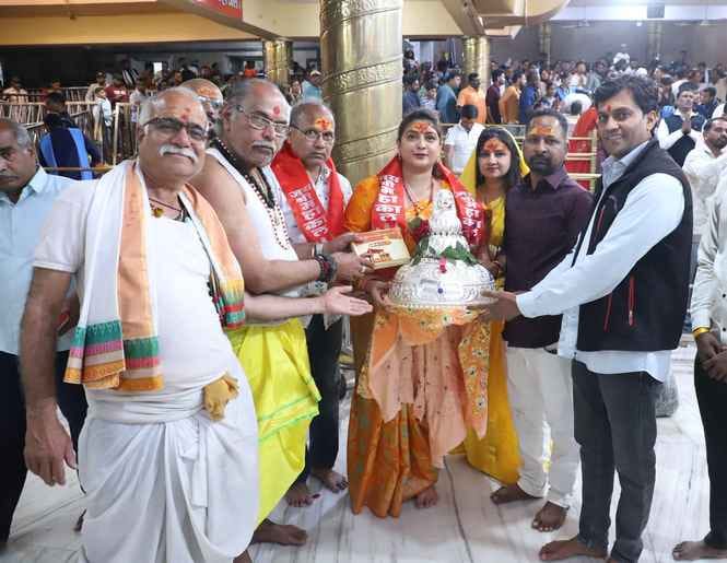 आपने नही देखा होगा कभी बाबा महाकाल का ऐसा श्रंगार, भस्म रमाने के साथ आज दिखा त्रिपुंड, त्रिशूल आपने नही देखा होगा कभी बाबा महाकाल का ऐसा श्रंगार, भस्म रमाने के साथ आज दिखा त्रिपुंड, त्रिशूल