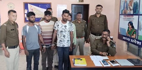 भीड़भाड़ वाली जगह से विदेशी नागरिक सहित लोगों को लूटने वाली गैंग धराई