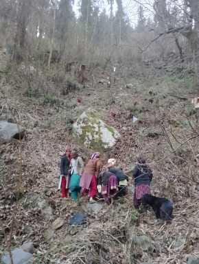 छत्तरी क्षेत्र में कार हादसे में राहत और बचाव में जुटी महिलाएं।