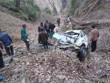 छत्तरी क्षेत्र में कार हादसे में राहत और बचाव में जुटी महिलाएं।