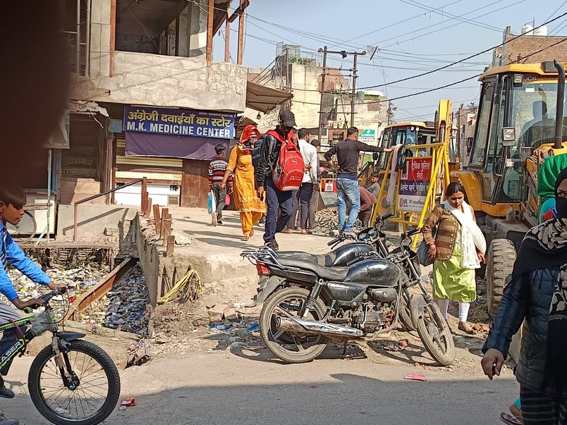 इकरार अहमद..... भोमिया के पुल पर नल की पुलिया को तोड़ती जेसीबी मशीन और भूमिया के पुल से लिसाड़ी इकरार अहमद..... भोमिया के पुल पर नल की पुलिया को तोड़ती जेसीबी मशीन और भूमिया के पुल से लिसाड़ी
