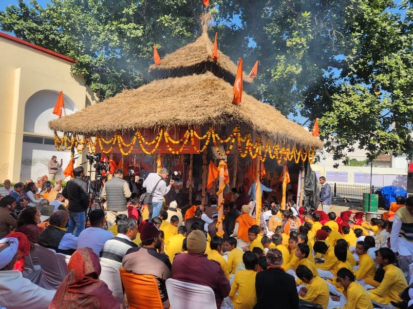 कुरुक्षेत्र। चतुर्वेद पारायण महायज्ञ में आहुति डालते आर्य परिवार। संवाद