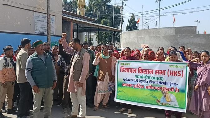 -किसान सभा पांवटा साहिब में भूमि से बेदखली मुददे को लेकर धरना प्रदर्शन करते हुए: संवाद -किसान सभा पांवटा साहिब में भूमि से बेदखली मुददे को लेकर धरना प्रदर्शन करते हुए: संवाद