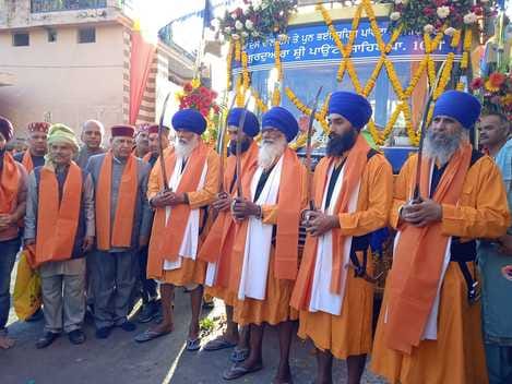नाहन में संत रविदास जंयति के अवसर शौभायात्रा में पंज प्यारे को सरोपा देते हिमाचल प्रदेश भाजपा अ