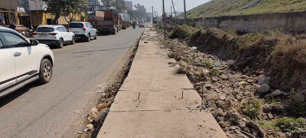 शहर के मोटर मार्केट के पास गुजर रही ड्रेन में जमी गाद। संवाद