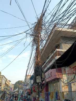 शहर के रामलीला रेलवे क्रासिंग से असम हाईवे जाने वाले मार्ग पर झुका बिजली का खंभा।संवाद शहर के रामलीला रेलवे क्रासिंग से असम हाईवे जाने वाले मार्ग पर झुका बिजली का खंभा।संवाद