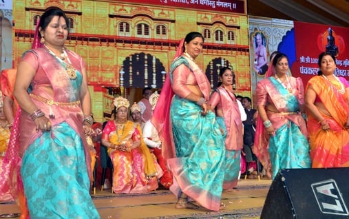शामली में पंचकल्याणक महोत्सव में आयोजित घट यात्रा में भगवान महावीर की मूर्ति को ले जाते जै शामली में पंचकल्याणक महोत्सव में आयोजित घट यात्रा में भगवान महावीर की मूर्ति को ले जाते जै