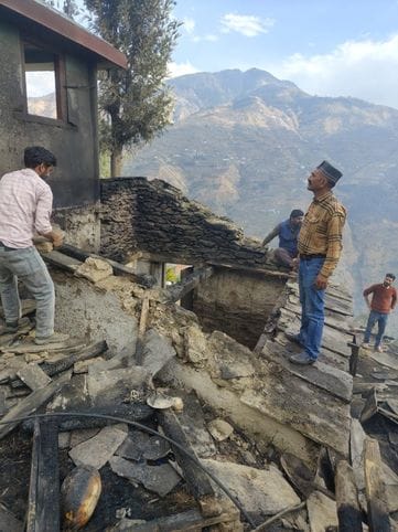 उप तहसील नित्थर के आनस में जंगल में फैली आग। संवाद उप तहसील नित्थर के आनस में जंगल में फैली आग। संवाद