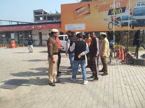 अंबाला-चंडीगढ़ रोड पर नगर निगम टीम पेट्रोल पंप की दुकान सील करने की कार्रवाई करते हुए। निगम अंबाला-चंडीगढ़ रोड पर नगर निगम टीम पेट्रोल पंप की दुकान सील करने की कार्रवाई करते हुए। निगम