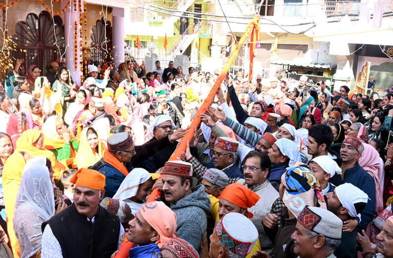 गोहर उपमंडल के चैलचौक में संत रविदास जयंती के अवसर पर बाजार में शोभायात्रा निकालते श्रद्धालु। स गोहर उपमंडल के चैलचौक में संत रविदास जयंती के अवसर पर बाजार में शोभायात्रा निकालते श्रद्धालु। स