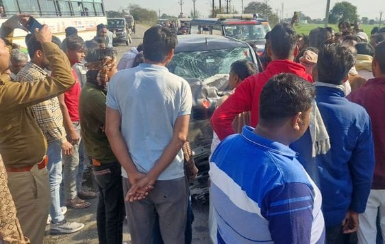 जरीफनगर के जतुकी मोड़ पर हादसे में क्षतिग्रस्त ट्रक। संवाद