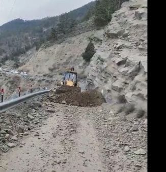किन्नौर जिले के एनएच 505ए में हो रही भूस्खलन के कारण भोक्टू स्थित स्वीचयार्ड को बना खतरा। संवाद किन्नौर जिले के एनएच 505ए में हो रही भूस्खलन के कारण भोक्टू स्थित स्वीचयार्ड को बना खतरा। संवाद