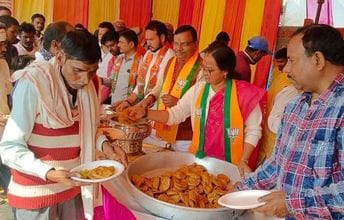 कड़ा कुबरी घाट में गंगा स्नान करते श्रद्धालु।   संवाद