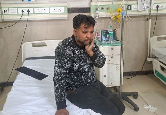 मेडिकल कॉलेज में पर्चा बनवाने को लगी मरीजों की भीड़। संवाद