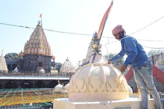 महाशिवरात्रि के लिए सजने लगा बाबा महाकाल का आंगन, मंदिरों की रंगाई पुताई का काम शुरू महाशिवरात्रि के लिए सजने लगा बाबा महाकाल का आंगन, मंदिरों की रंगाई पुताई का काम शुरू