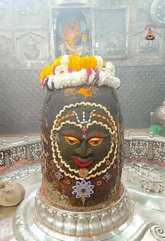 महाशिवरात्रि के लिए सजने लगा बाबा महाकाल का आंगन, मंदिरों की रंगाई पुताई का काम शुरू महाशिवरात्रि के लिए सजने लगा बाबा महाकाल का आंगन, मंदिरों की रंगाई पुताई का काम शुरू