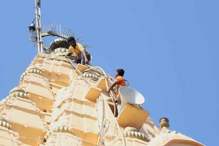 महाशिवरात्रि के लिए सजने लगा बाबा महाकाल का आंगन, मंदिरों की रंगाई पुताई का काम शुरू महाशिवरात्रि के लिए सजने लगा बाबा महाकाल का आंगन, मंदिरों की रंगाई पुताई का काम शुरू