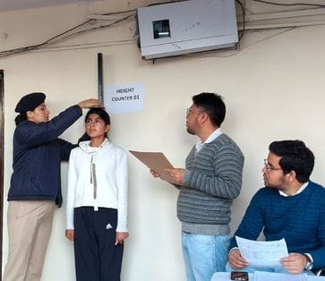 नाहन में पुलिस कांस्टेबल भर्ती में लंबी कूद लगाती महिला अभ्यर्थी। संवाद