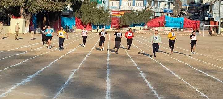 नाहन में पुलिस कांस्टेबल भर्ती में लंबी कूद लगाती महिला अभ्यर्थी। संवाद