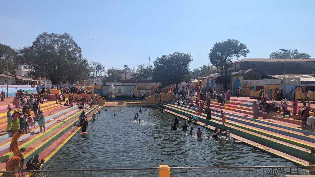 नर्मदा नदी में स्नान करते श्रद्धालु