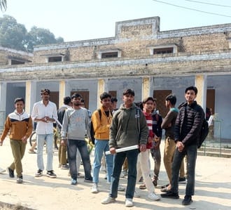 शहर के ड्रंमड राजकीय इंटर कॉलेज में बंद रसायन विज्ञान प्रयोगशाला का कक्ष व खड़े छात्र।संवाद