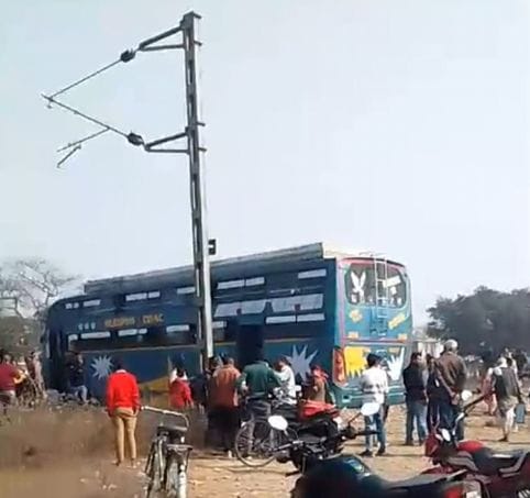 शेखूपुर रेलवे फाटक पर मरम्मत कार्य करते कर्मचारी। संवाद शेखूपुर रेलवे फाटक पर मरम्मत कार्य करते कर्मचारी। संवाद
