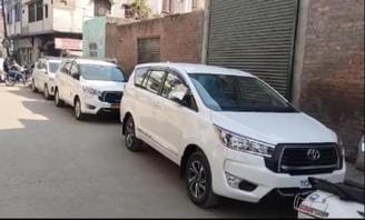 शामली के सलेक विहार मोहल्ले में ईडी के छापे के दौरान मौजूद सीआरपीएफ के जवान। संवाद शामली के सलेक विहार मोहल्ले में ईडी के छापे के दौरान मौजूद सीआरपीएफ के जवान। संवाद