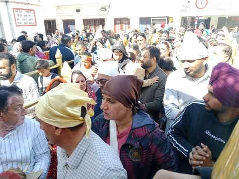 श्री नयना देवी जी मंदिर में माता के दर्शन करने कतारों में खड़े श्रद्धालु। संवाद श्री नयना देवी जी मंदिर में माता के दर्शन करने कतारों में खड़े श्रद्धालु। संवाद