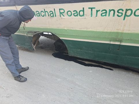 दलाश से आनी जा रही बस के चक्के टूटने से बिखरे निगम की बस के पहिए। संवाद