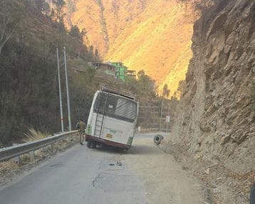दलाश से आनी जा रही बस के चक्के टूटने से बिखरे निगम की बस के पहिए। संवाद