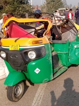 उझानी में कछला रोड पर कार की चपेट में आने से पलटे ई- रिक्शा सवार घायल बच्चे और महिला। संवाद उझानी में कछला रोड पर कार की चपेट में आने से पलटे ई- रिक्शा सवार घायल बच्चे और महिला। संवाद