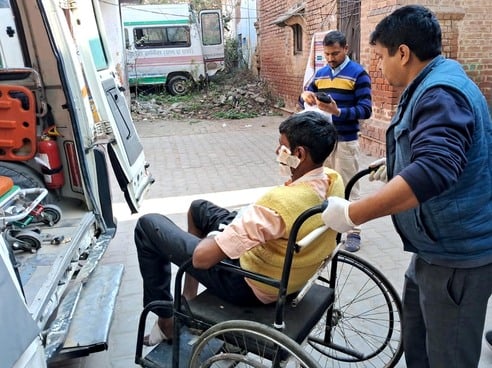 उझानी में कछला रोड पर कार की चपेट में आने से पलटे ई- रिक्शा सवार घायल बच्चे और महिला। संवाद उझानी में कछला रोड पर कार की चपेट में आने से पलटे ई- रिक्शा सवार घायल बच्चे और महिला। संवाद