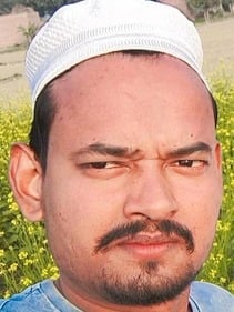 उझानी में कछला रोड पर कार की चपेट में आने से पलटे ई- रिक्शा सवार घायल बच्चे और महिला। संवाद उझानी में कछला रोड पर कार की चपेट में आने से पलटे ई- रिक्शा सवार घायल बच्चे और महिला। संवाद